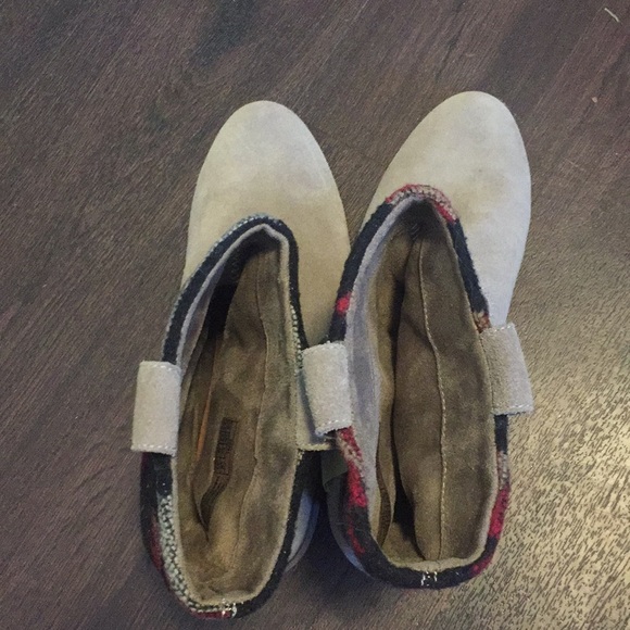 NWT Toms booties, desert taupe suede/wool, 8.5 - Picture 6 of 7